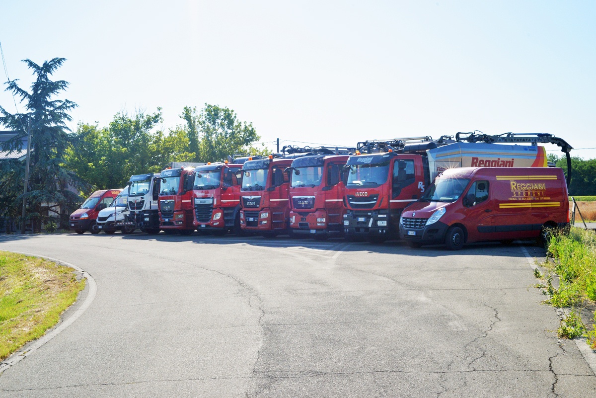 L'immagine di una camion per lo spurgo di fognature e pozzi neri